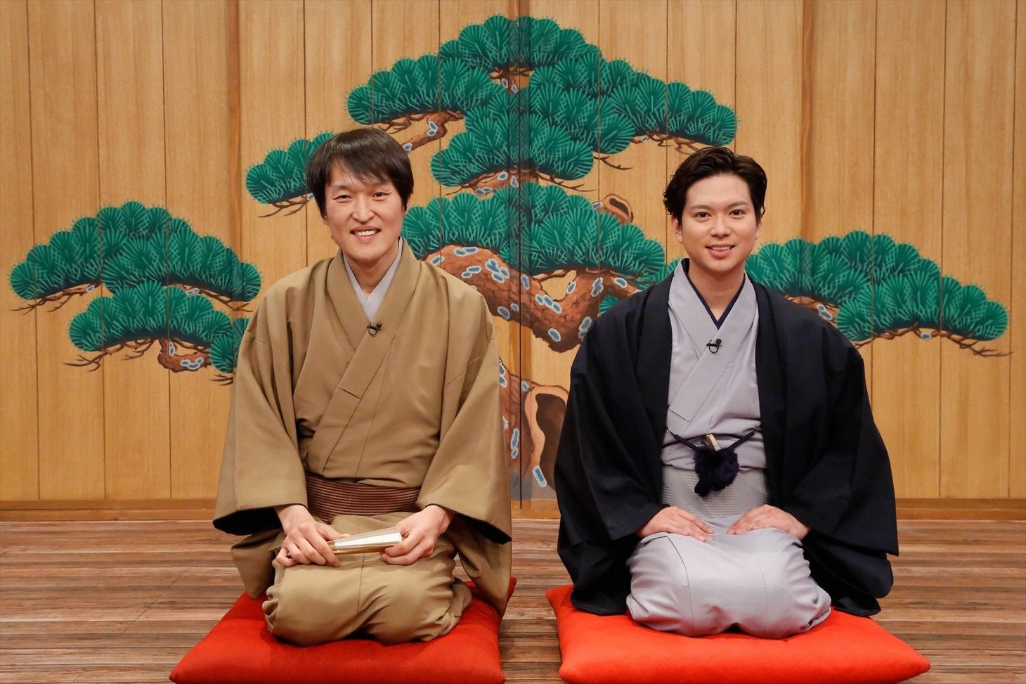 「旅する落語」に出演する、（左から）千原ジュニア、加藤シゲアキ。(c)フジテレビ