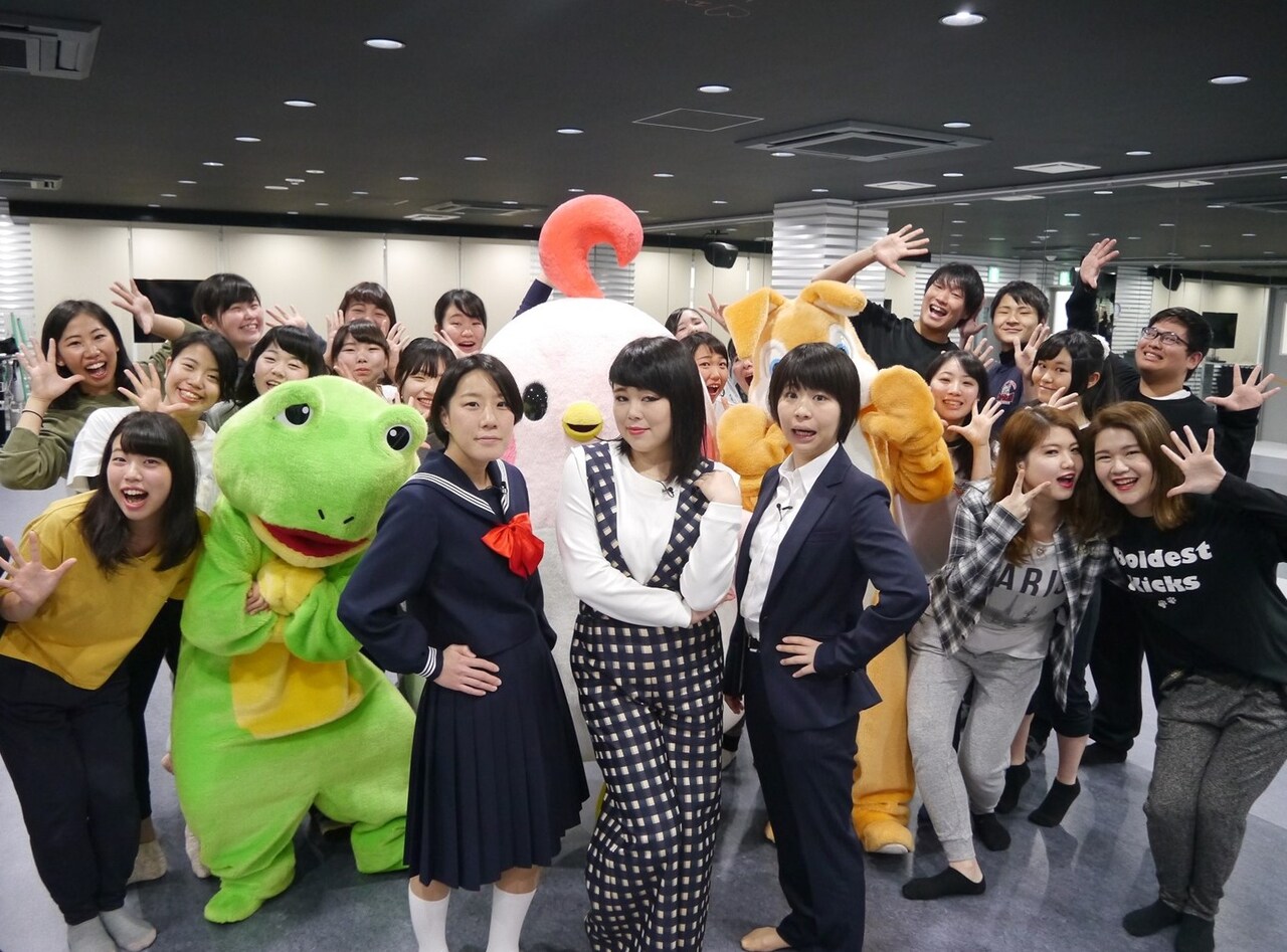 ブルゾンちえみとAマッソ、大阪テーマパーク・ダンス専門学校の生徒たち（後方）。(c)ABC