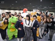 ブルゾンちえみとAマッソ、大阪テーマパーク・ダンス専門学校の生徒たち（後方）。(c)ABC