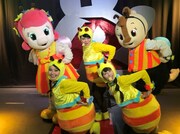 ミツバチの扮装をしてステージショーに臨む、ブルゾンちえみ（中央）。(c)ABC