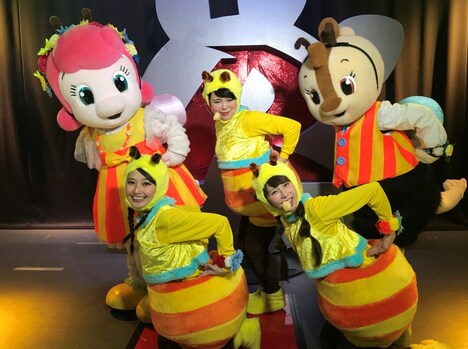 ミツバチの扮装をしてステージショーに臨む、ブルゾンちえみ（中央）。(c)ABC