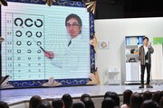 「視力検査」新バージョンを披露する陣内智則。(c)日本テレビ