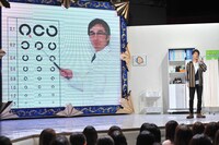 「視力検査」新バージョンを披露する陣内智則。(c)日本テレビ
