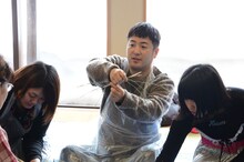 つる細工作りに挑戦する和牛・水田。