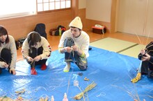 つる細工作りに挑戦するアインシュタイン河井。