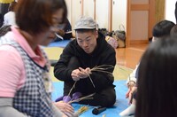 つる細工作りに挑戦するアキナ山名。