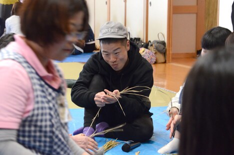 つる細工作りに挑戦するアキナ山名。