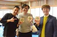 つる細工のコースター作りを体験したアッパレード木尾、和牛・川西、インディアンス木村（左から）。