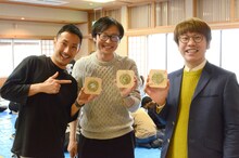 つる細工のコースター作りを体験したアッパレード木尾、和牛・川西、インディアンス木村（左から）。