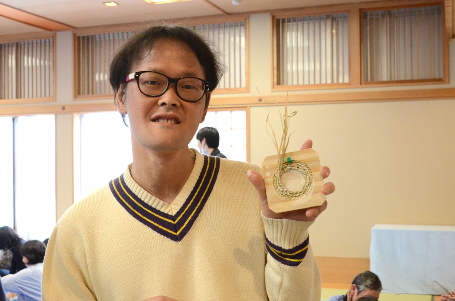 つる細工作りを体験したアインシュタイン稲田。