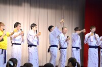 乾杯の音頭を取る和牛・水田（左から4人目）。