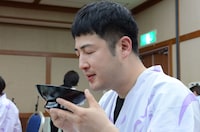 料理のだしを味わう和牛・水田。