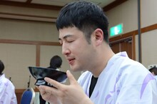 料理のだしを味わう和牛・水田。