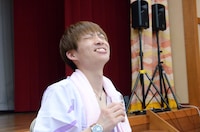 ビールを味わうアインシュタイン河井。