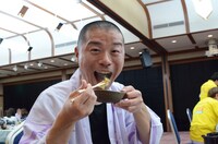 食事を堪能するアキナ山名。