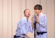 漫才を披露するアキナ。