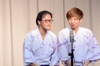 漫才を披露するアインシュタイン。