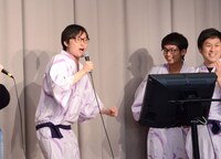 参加者とデュエットする和牛・川西。