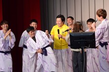 アインシュタイン河井とファンのデュエットにエアギターで乱入する守谷日和。