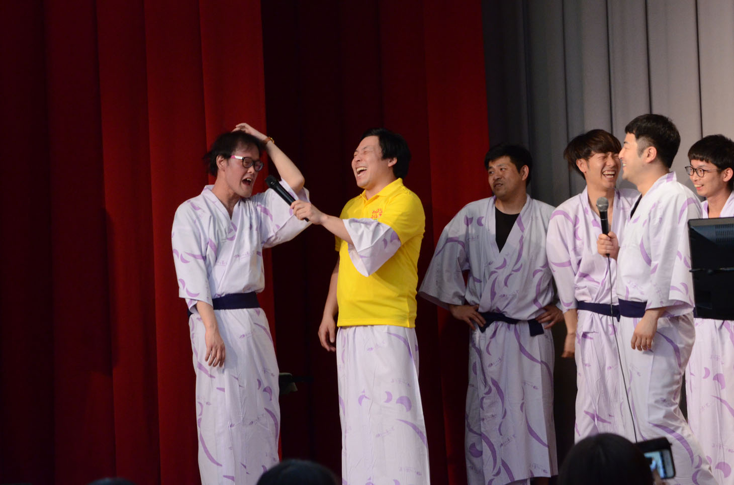 デュエットに指名されずヒステリーを起こすアインシュタイン稲田（左端）。