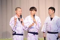 1日目を締めくくるアキナ山名（左）。