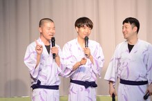 1日目を締めくくるアキナ山名（左）。