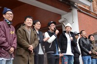 最後までデュエットに指名されたなかったことに腹を立てるアインシュタイン稲田（左から4人目）。