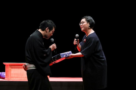 （左から）神田松之丞、ジェーン・スー。(c)TBSラジオ