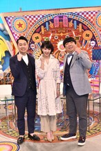 バナナマンと剛力彩芽（中央）。