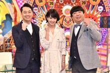 「奇跡体験！アンビリバボー」に出演する、バナナマンと剛力彩芽（中央）。