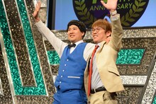 「新ファーストクラスメンバーお披露目会見」に現れた（左から）ラフレクランきょん、インディアンス木村。