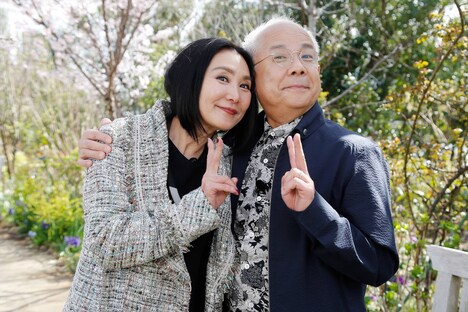 (左から)浅野温子、小堺一機。(c)フジテレビ