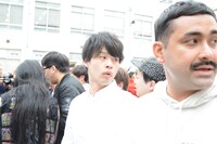 「吉本坂46」メンバーオーディションの1次書類審査発表にて。ポカンとした表情を浮かべながら「俺の名前ない」と言うデニス松下（奥）。