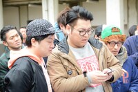 「吉本坂46」メンバーオーディションの1次書類審査発表にて自分の名前を何度も確認するバビロン千葉（中央）。結果は落選だった。