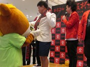 「GI大阪杯PR隊」のタスキを受け取るジミー大西。