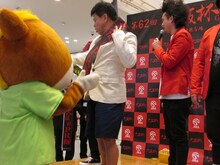 「GI大阪杯PR隊」のタスキを受け取るジミー大西。