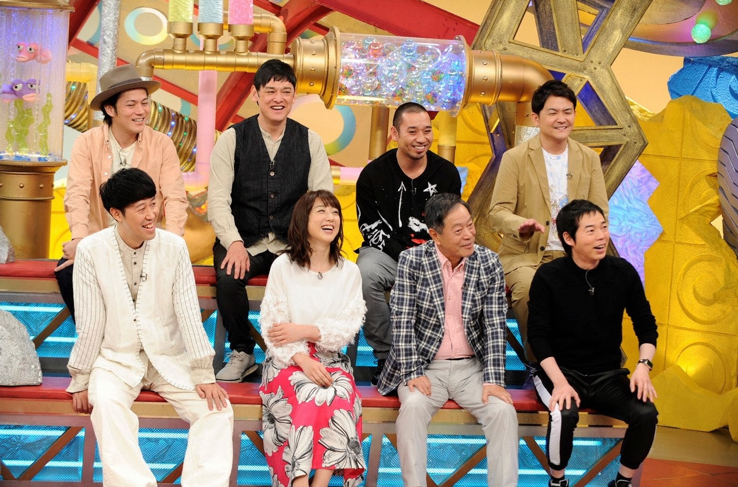 「今ちゃんの『実は…』」に出演する、MCの今田耕司（前列右端）ら。(c)ABC