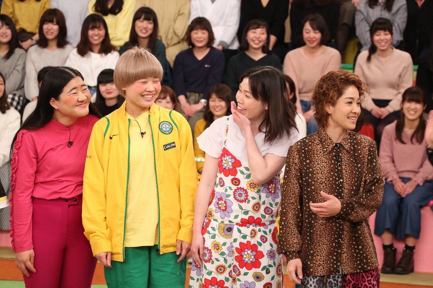 「VS嵐」に出演する、女芸人チームの（左から）ガンバレルーヤ、尼神インター。(c)フジテレビ