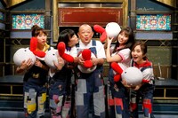 笑福亭鶴瓶（中央）と、ももいろクローバーZ。(c)関西テレビ