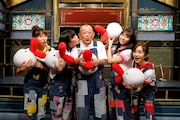 笑福亭鶴瓶(中央)と、ももいろクローバーZ。(c)関西テレビ