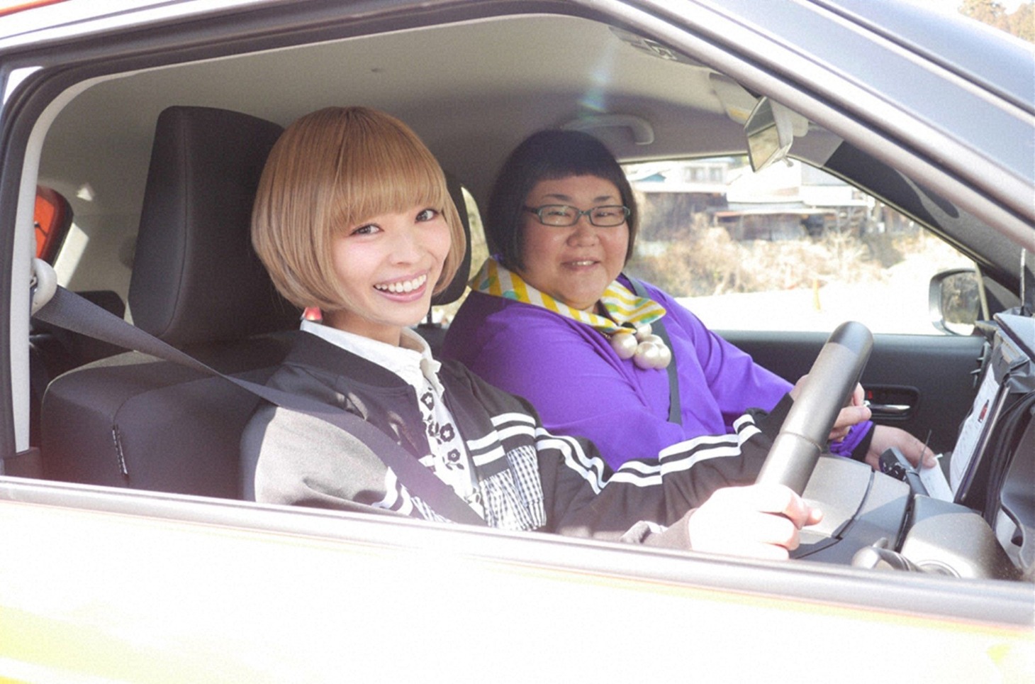 「極上空間 ～小さなクルマ、大きな未来。～」に出演する（左から）最上もが、メイプル超合金・安藤なつ。(c)BS朝日