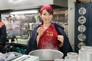 衣装に入った「ラーメン大悟」のロゴを気に入った泉里香。
