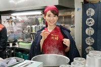 衣装に入った「ラーメン大悟」のロゴを気に入った泉里香。