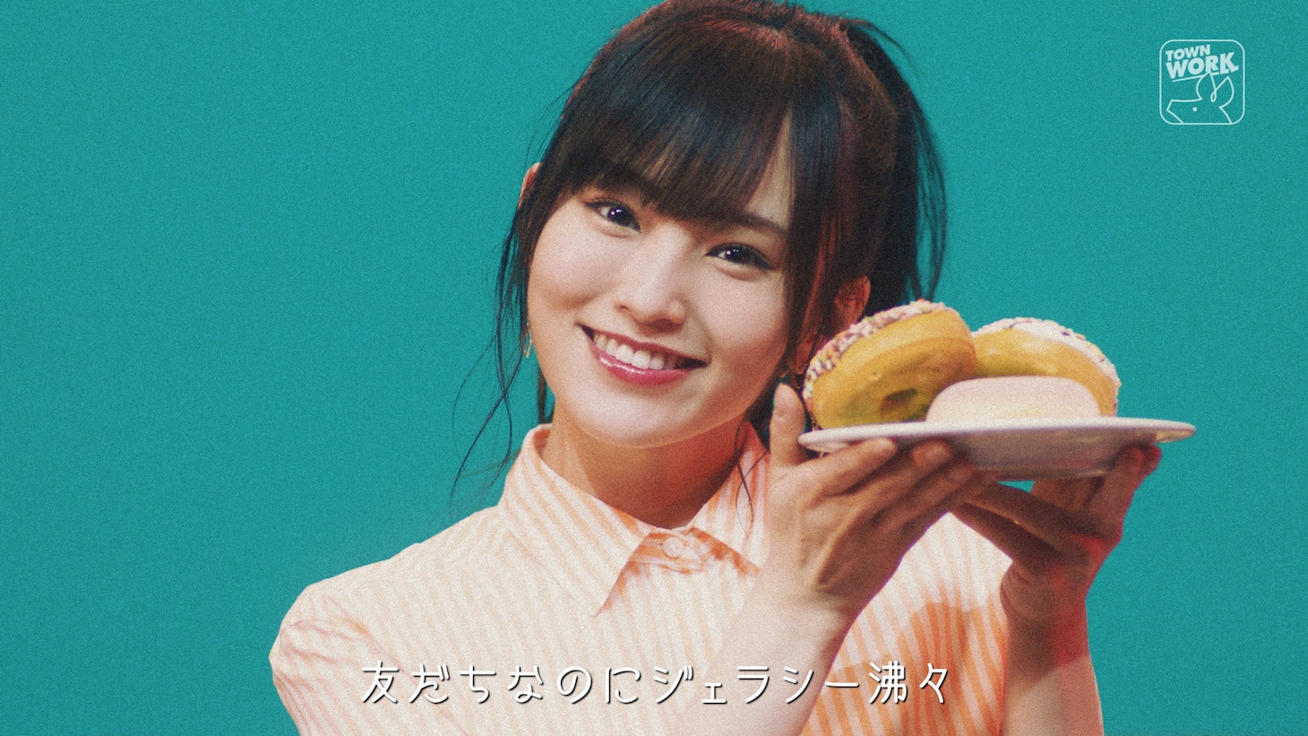 動画「ゆりやん with 山本彩 & 吉田朱里 music by tofubeats『バイトのち出会いときどき恋』PV / presented by タウンワーク」のワンシーン。