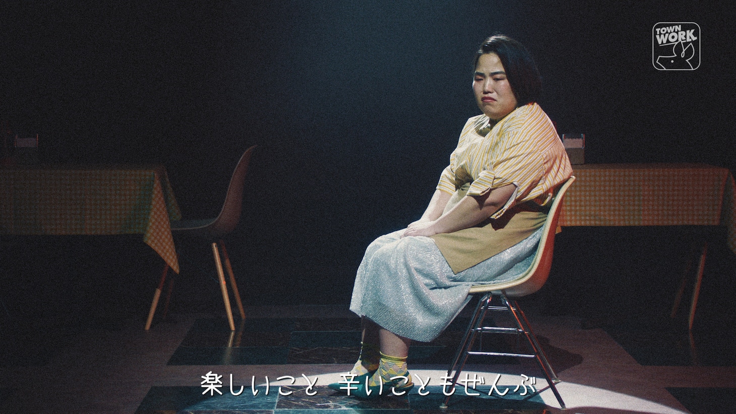 動画「ゆりやん with 山本彩 & 吉田朱里 music by tofubeats『バイトのち出会いときどき恋』PV / presented by タウンワーク」のワンシーン。