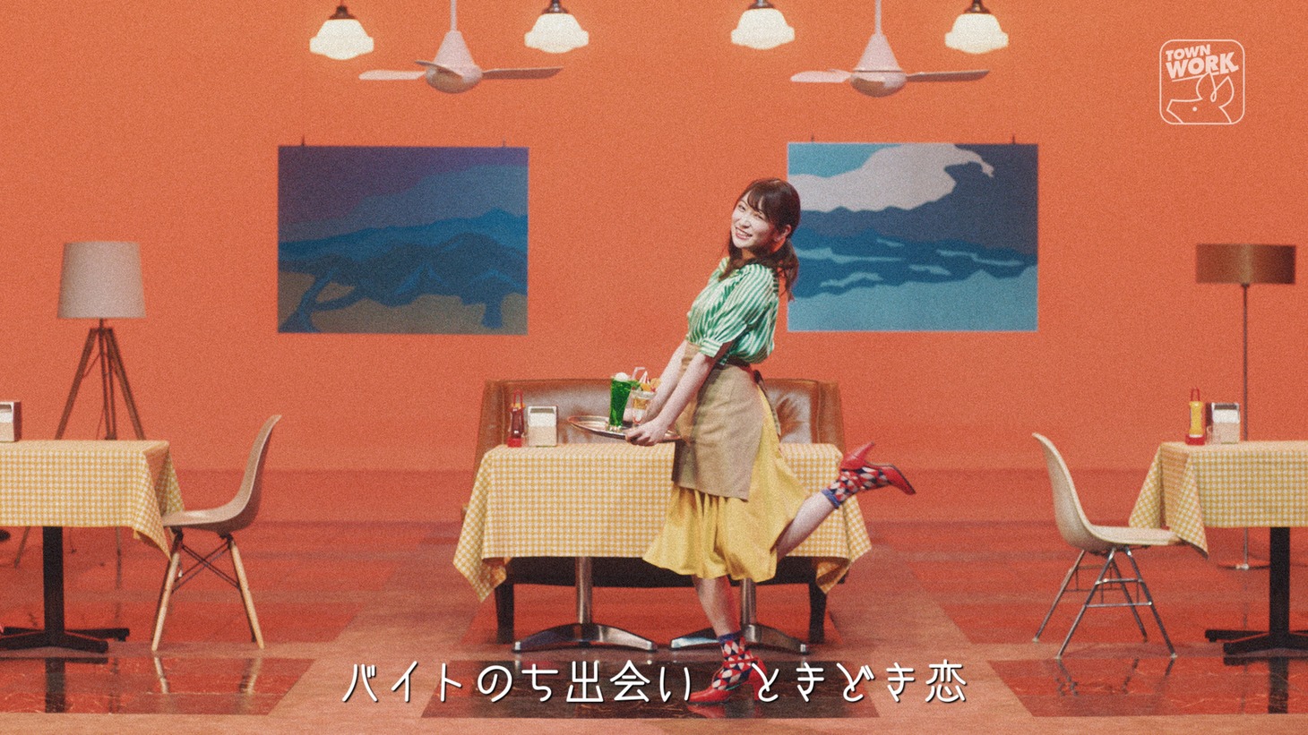 動画「ゆりやん with 山本彩 & 吉田朱里 music by tofubeats『バイトのち出会いときどき恋』PV / presented by タウンワーク」のワンシーン。