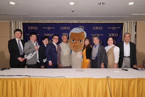 「ユヌス・よしもとソーシャルアクション概要発表会見」の出席者たち。