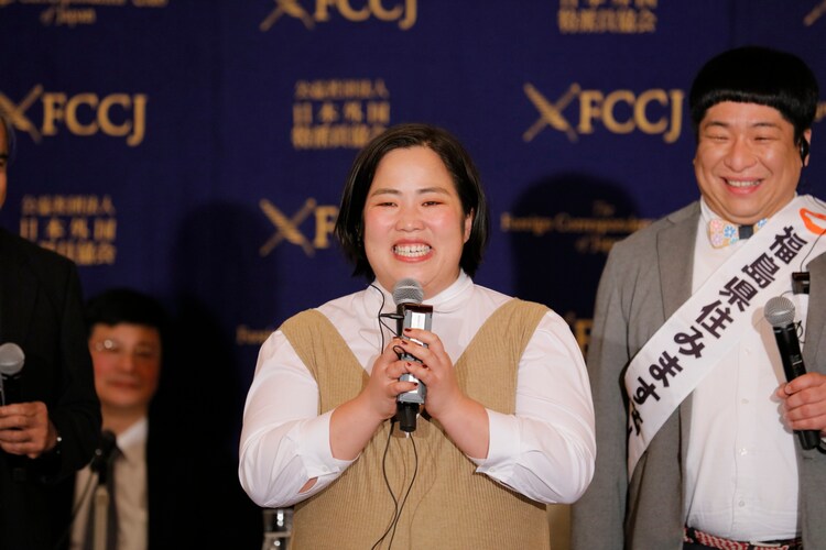 吉本興業がノーベル平和賞受賞者と提携 会見でゆりやん 上戸彩です お笑いナタリー