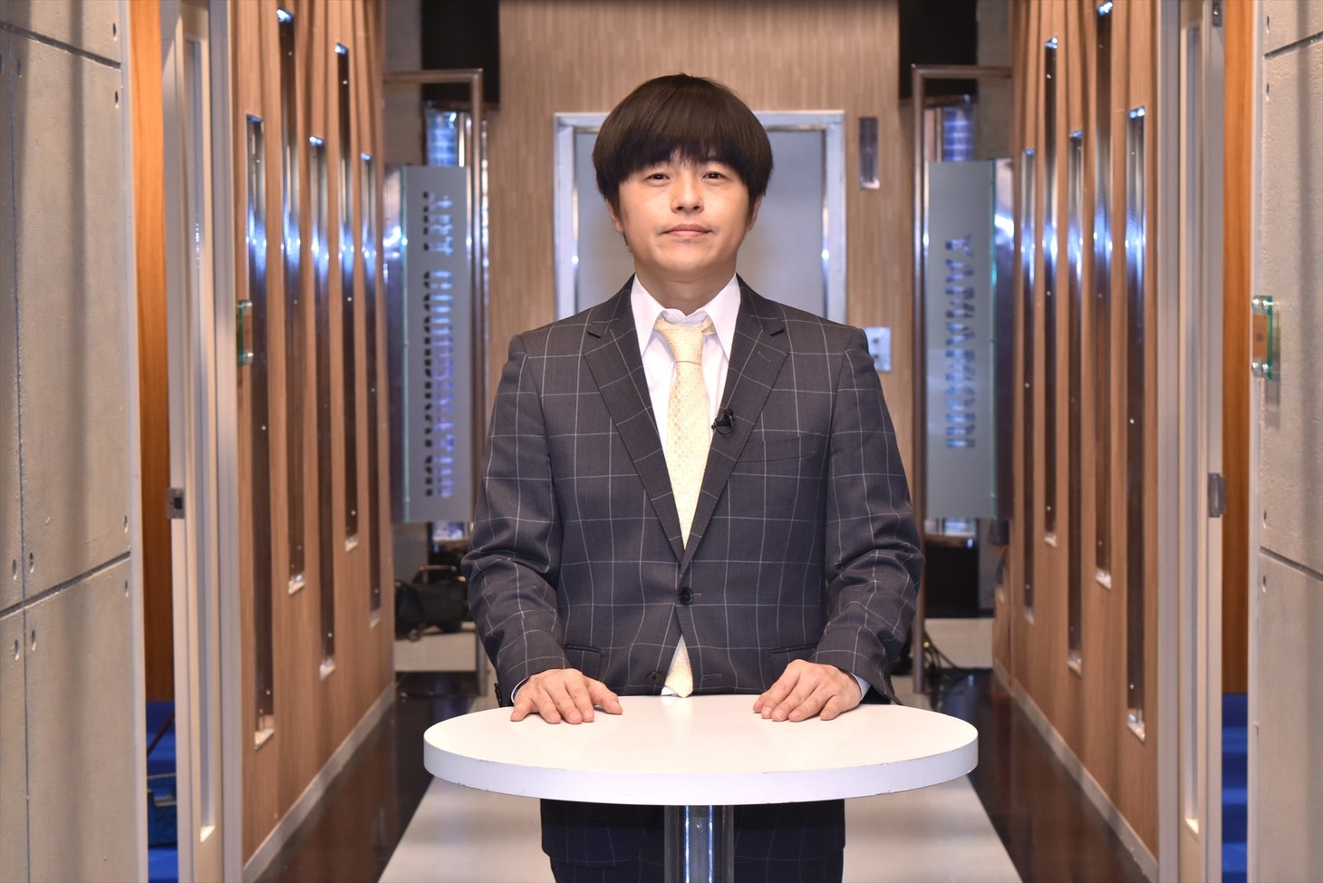 「バカリズムのそこスルーする？」に出演したバカリズム。