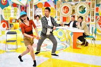 にゃんこスターのモノマネを披露する朝日奈央とFUJIWARA藤本。(c)MBS